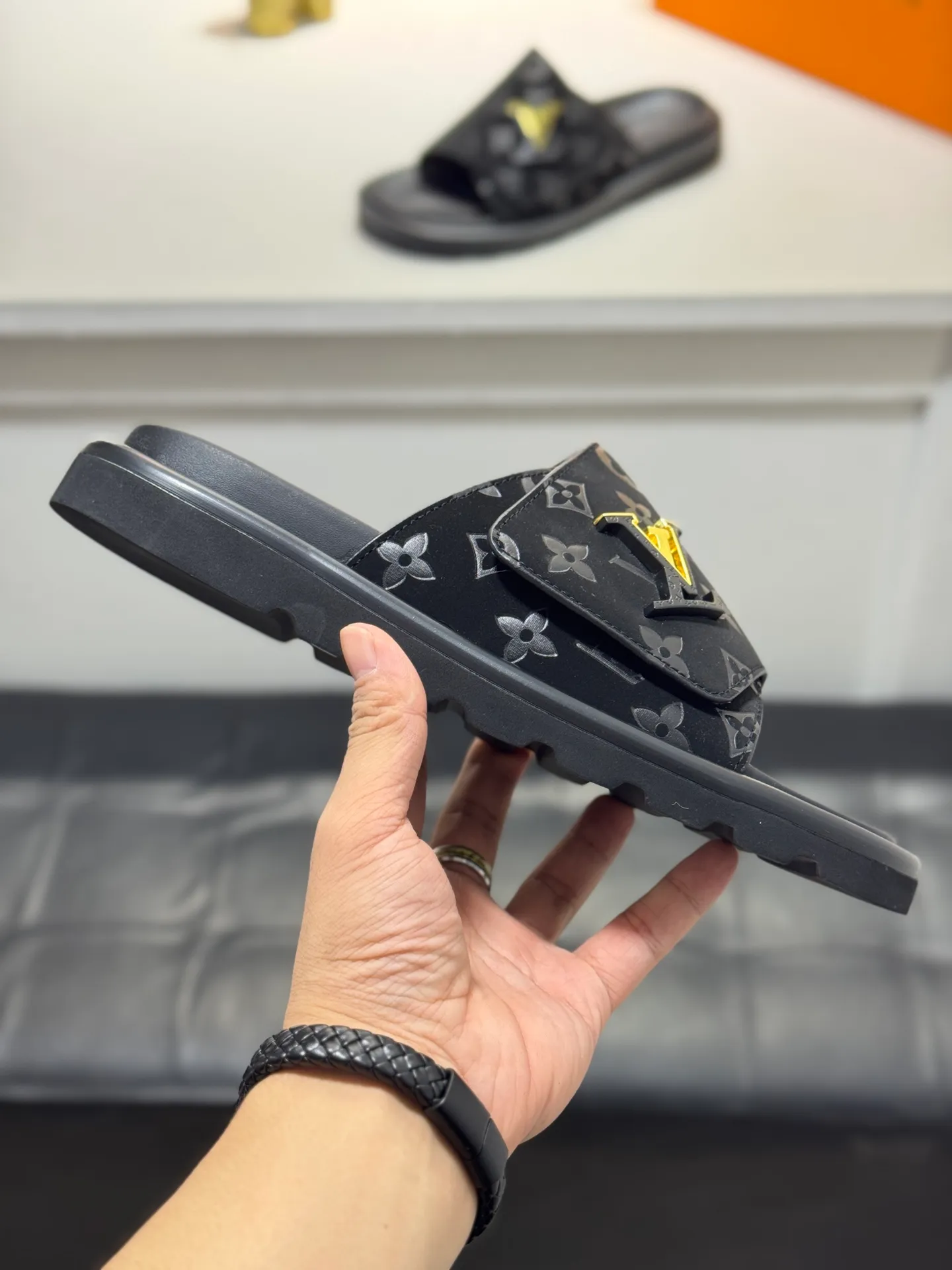 Men's Men's Shoes💰360 [New Style]🦇🦇Top Original [Louis Vuitton] Slippers for Couples👫Spring and Summer Style🎯🎯As an active family in the fashion industry ⭐ Lv takes bold innovation as its true nature ⚡Fabric and floral with hardware🔥Clean and neat ⚡Fashionable and elegant🌹Multiple colors available Size: 36-44 (45. Customized